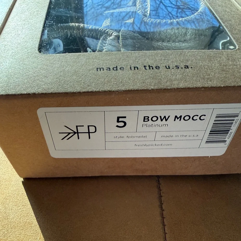 Freshly Picked Platinum Bow Mocc 5 NWT